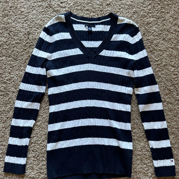 Tommy Hilfiger sweater. - Picture 1 of 2